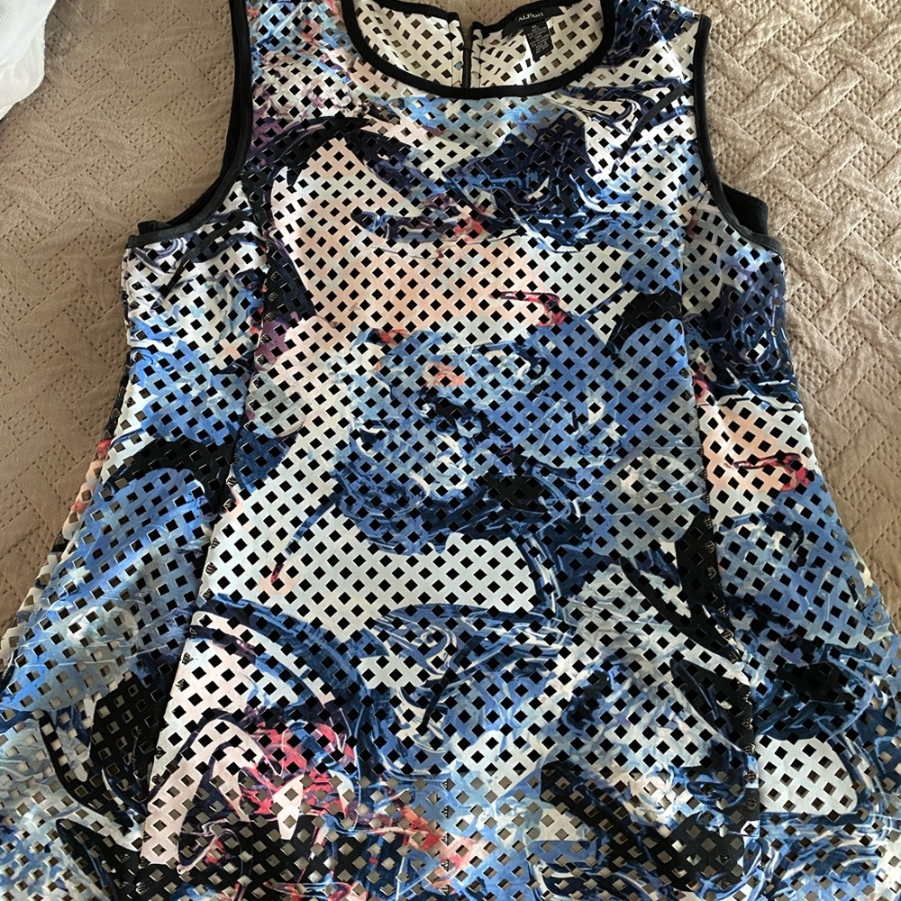 Black sleeveless top with blue and white screen
